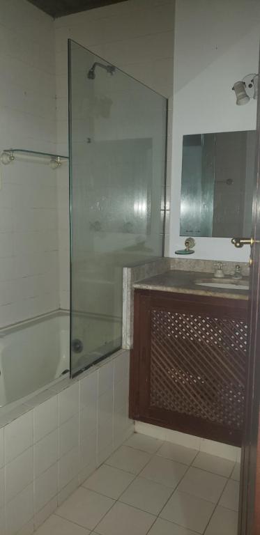  CASA AMPLA E AREJADA. ACEITA PETS. EXCELENTE LOCALIZAÇÃO