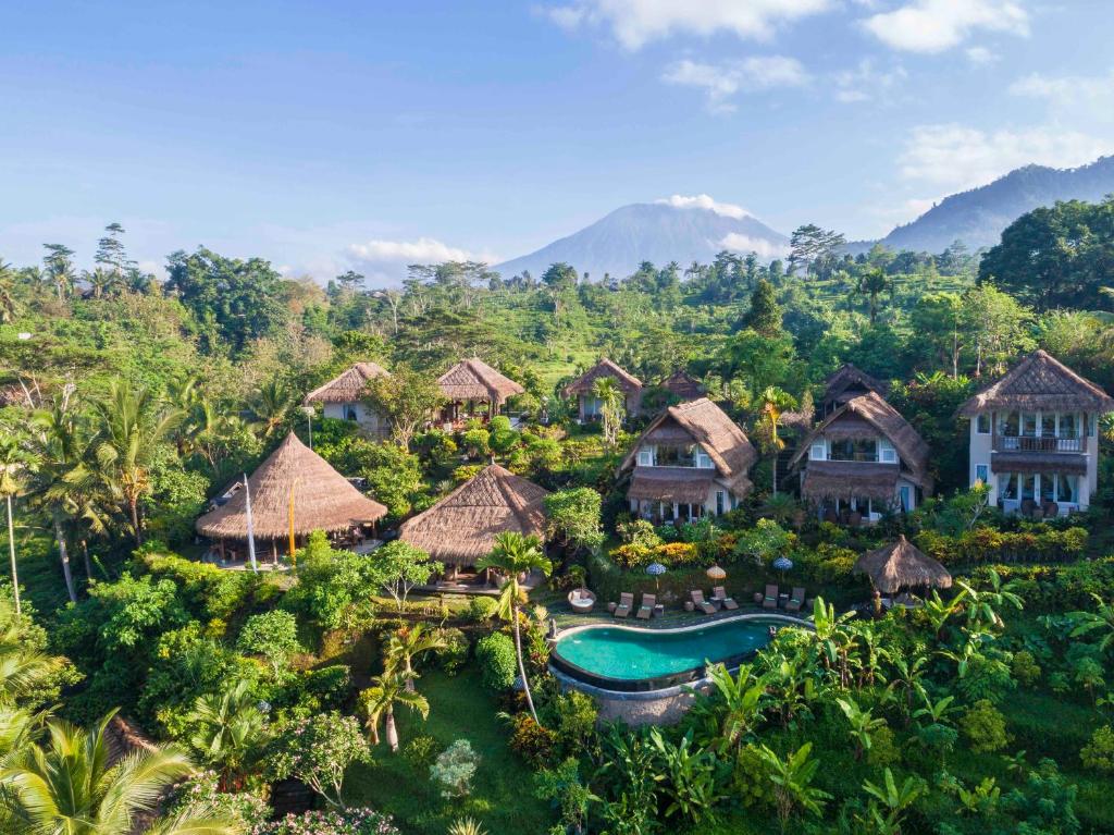 una vista aérea de un complejo en la selva en Surya Shanti Villa Sidemen, en Sidemen