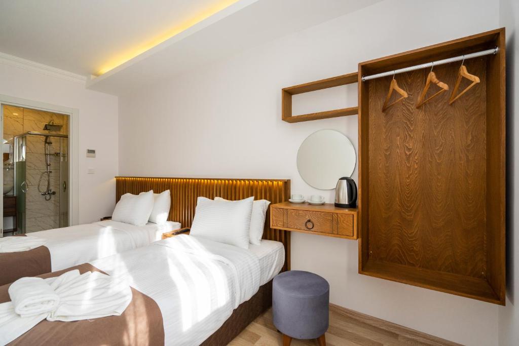 A bed or beds in a room at Castillo Rojo Hotel Istanbul