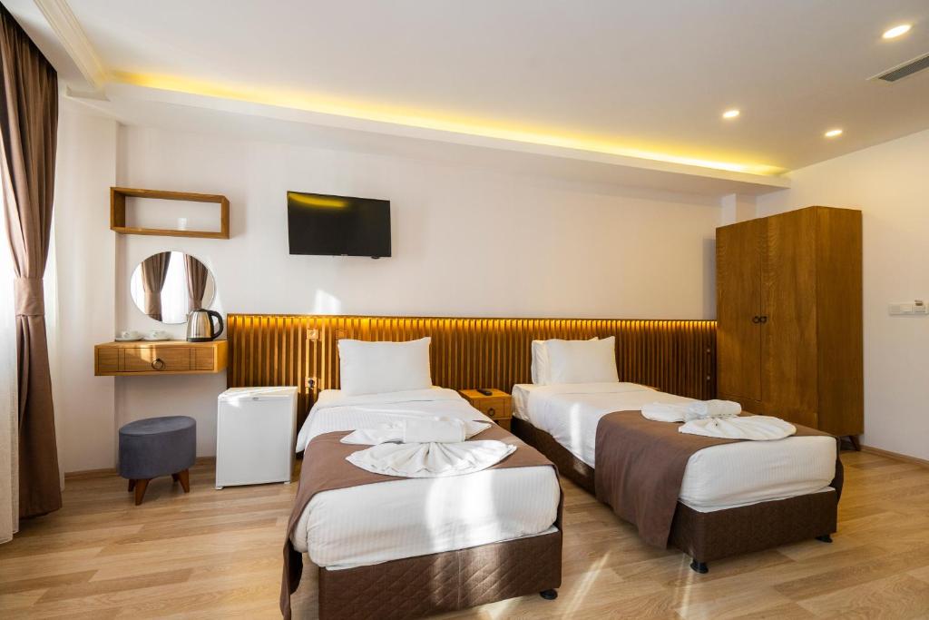 A television and/or entertainment centre at Castillo Rojo Hotel Istanbul