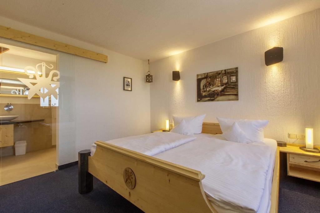 Postel nebo postele na pokoji v ubytování Burghotel Stolpen