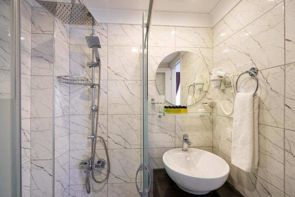 A bathroom at Castillo Rojo Hotel Istanbul