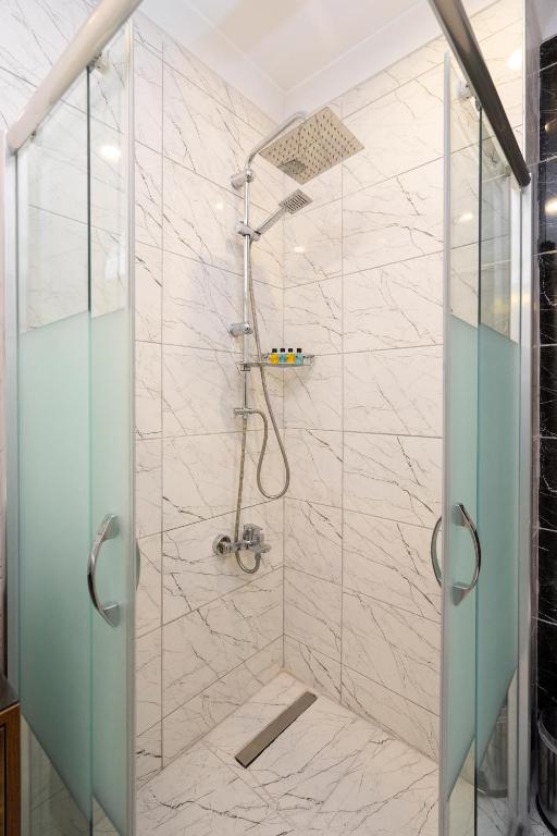 A bathroom at Castillo Rojo Hotel Istanbul