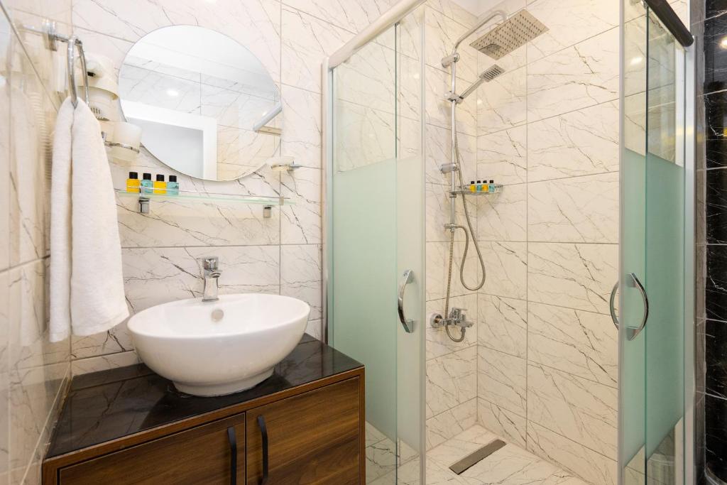 A bathroom at Castillo Rojo Hotel Istanbul