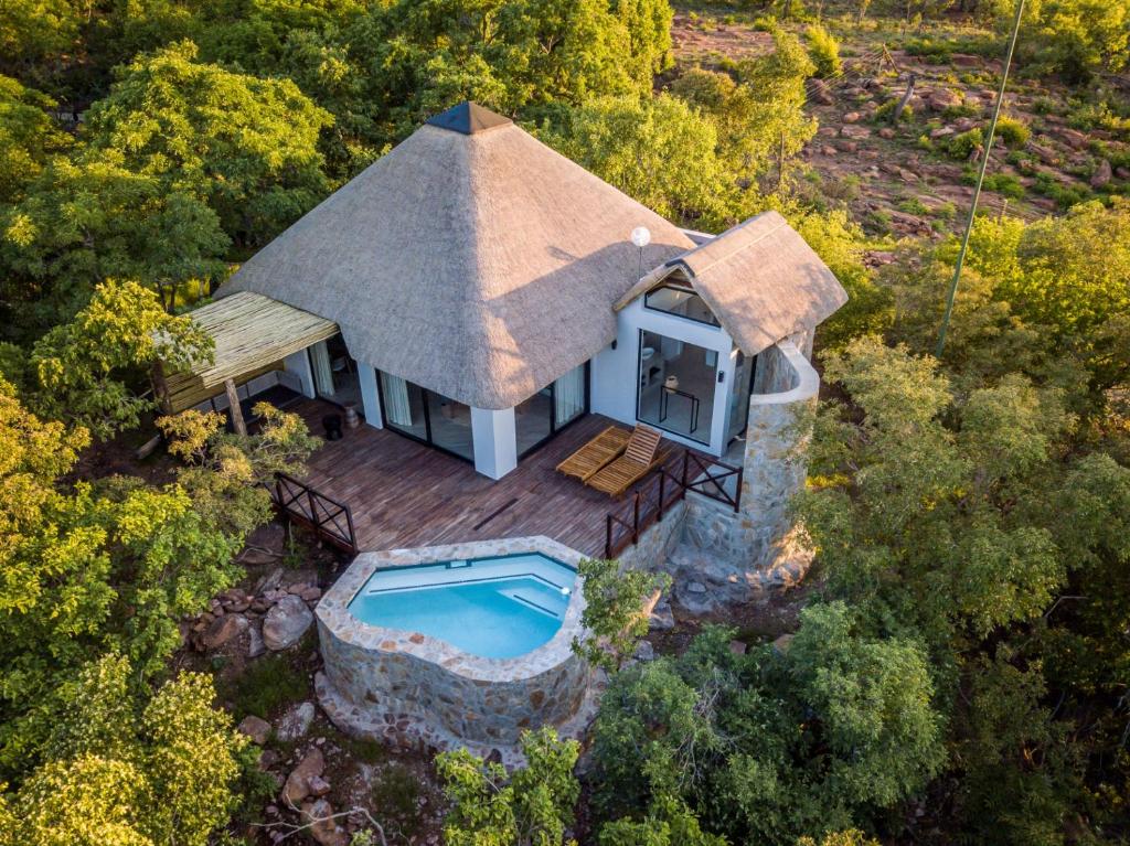 una vista aérea de una casa con techo de paja en Laluka Safari Lodge - Welgevonden Game Reserve, en Reserva de Welgevonden