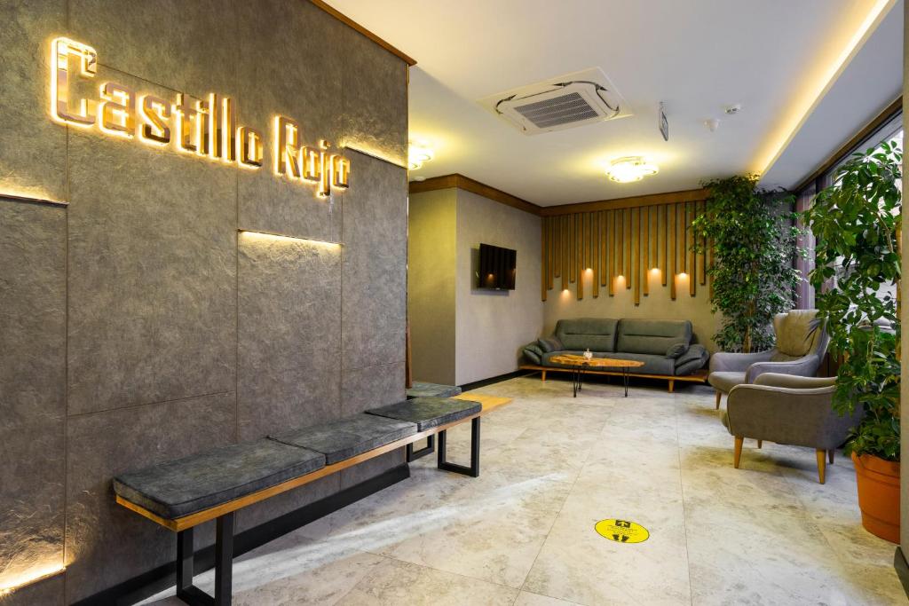 A television and/or entertainment centre at Castillo Rojo Hotel Istanbul