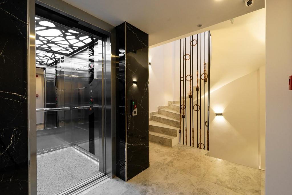 A bathroom at Castillo Rojo Hotel Istanbul