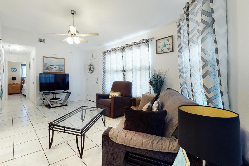 TV a/nebo společenská místnost v ubytování Long Island Village Unit 831