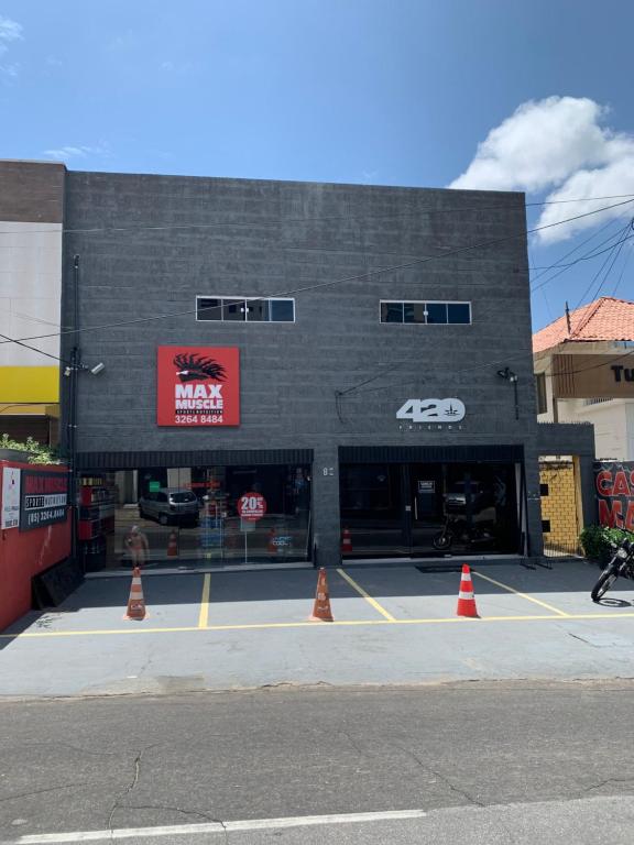 un edificio con conos de tráfico naranja delante de él en Casa Max, en Fortaleza