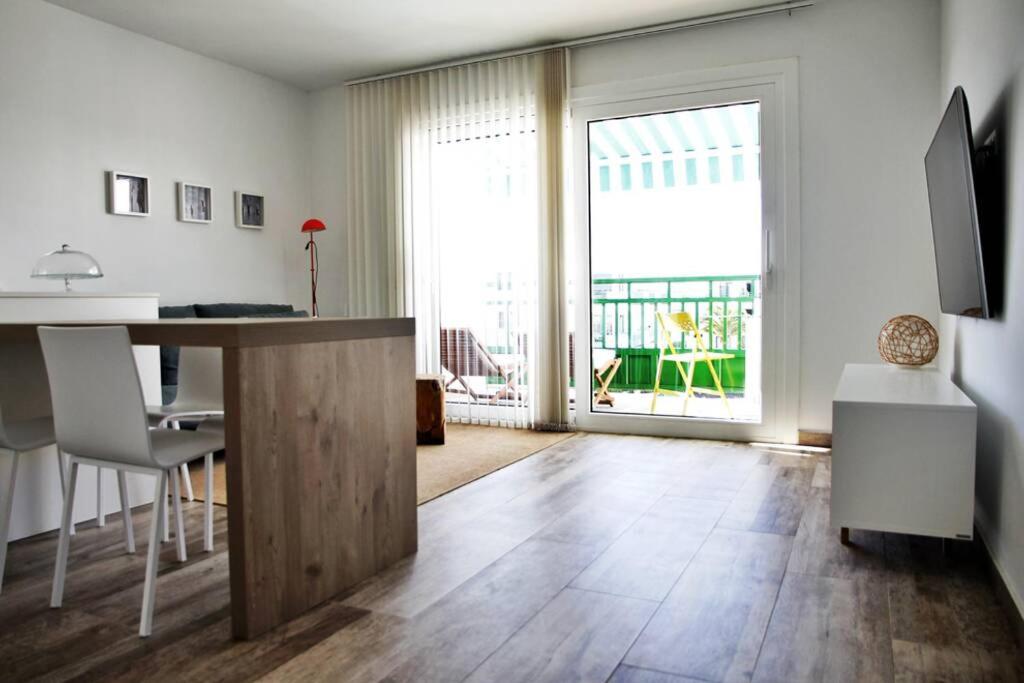 salon z kuchnią i stołem jadalnym w obiekcie Design Vivienda V El Burgao by the Sea w Costa Teguise