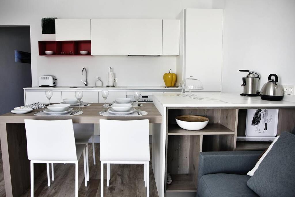 kuchnia ze stołem, krzesłami i kanapą w obiekcie Design Vivienda V El Burgao by the Sea w Costa Teguise