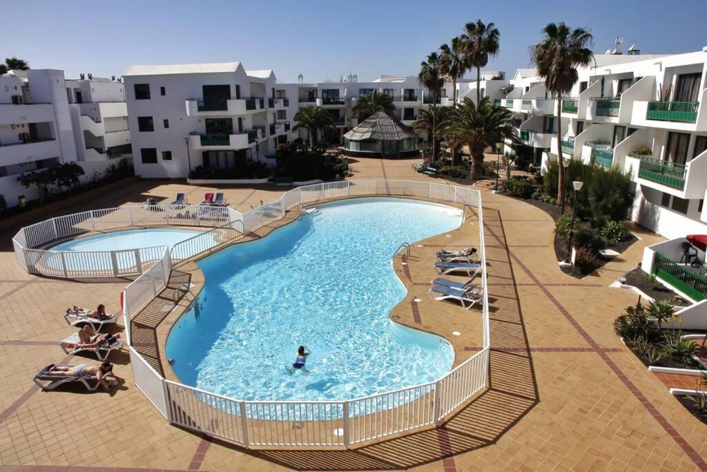 widok na basen w ośrodku w obiekcie Design Vivienda V El Burgao by the Sea w Costa Teguise