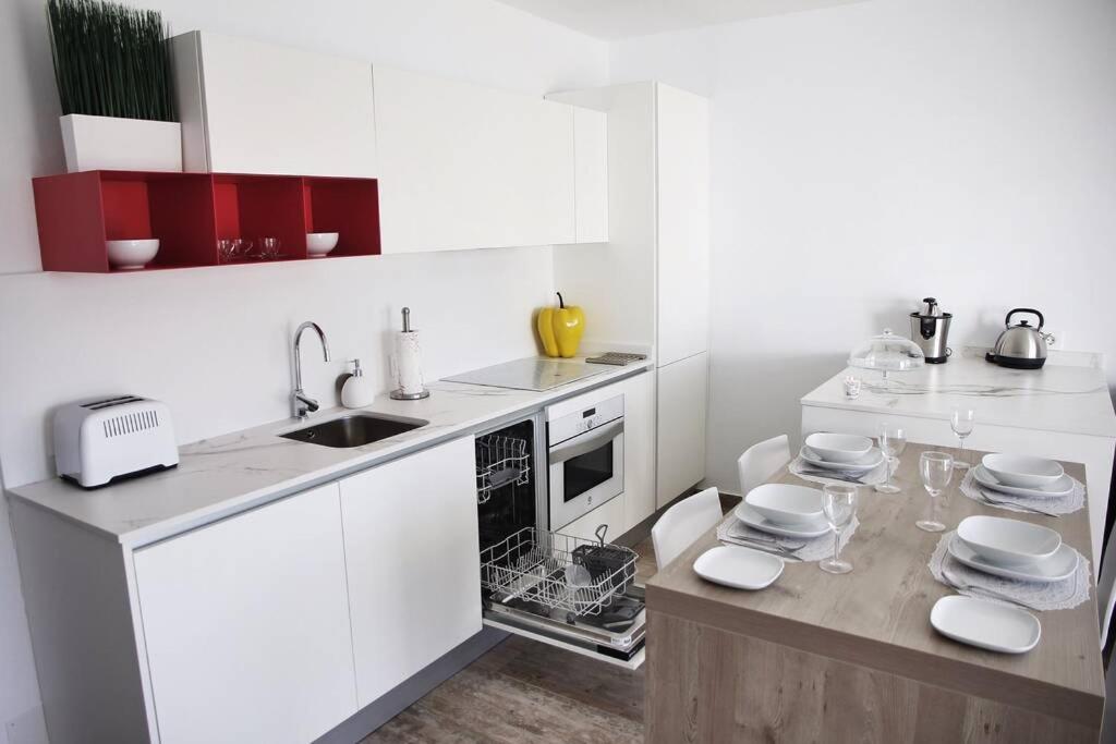 Kuchnia lub aneks kuchenny w obiekcie Design Vivienda V El Burgao by the Sea