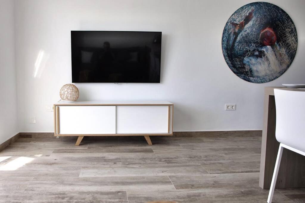 Telewizja i/lub zestaw kina domowego w obiekcie Design Vivienda V El Burgao by the Sea