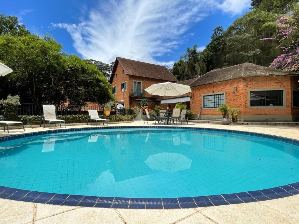 duży basen z niebieską wodą przed domem w obiekcie Villa Serena Bed & Breakfast w mieście Embu