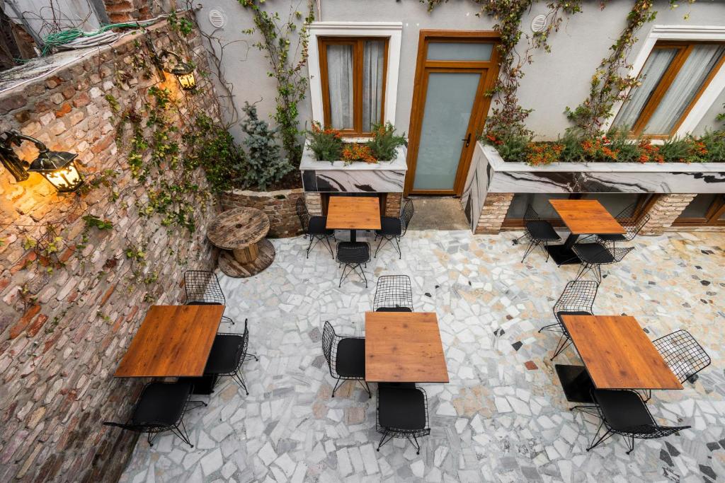 A seating area at Castillo Rojo Hotel Istanbul