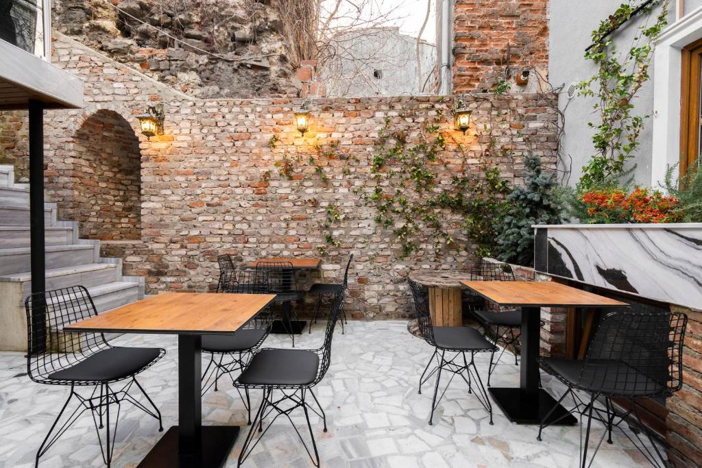 A restaurant or other place to eat at Castillo Rojo Hotel Istanbul