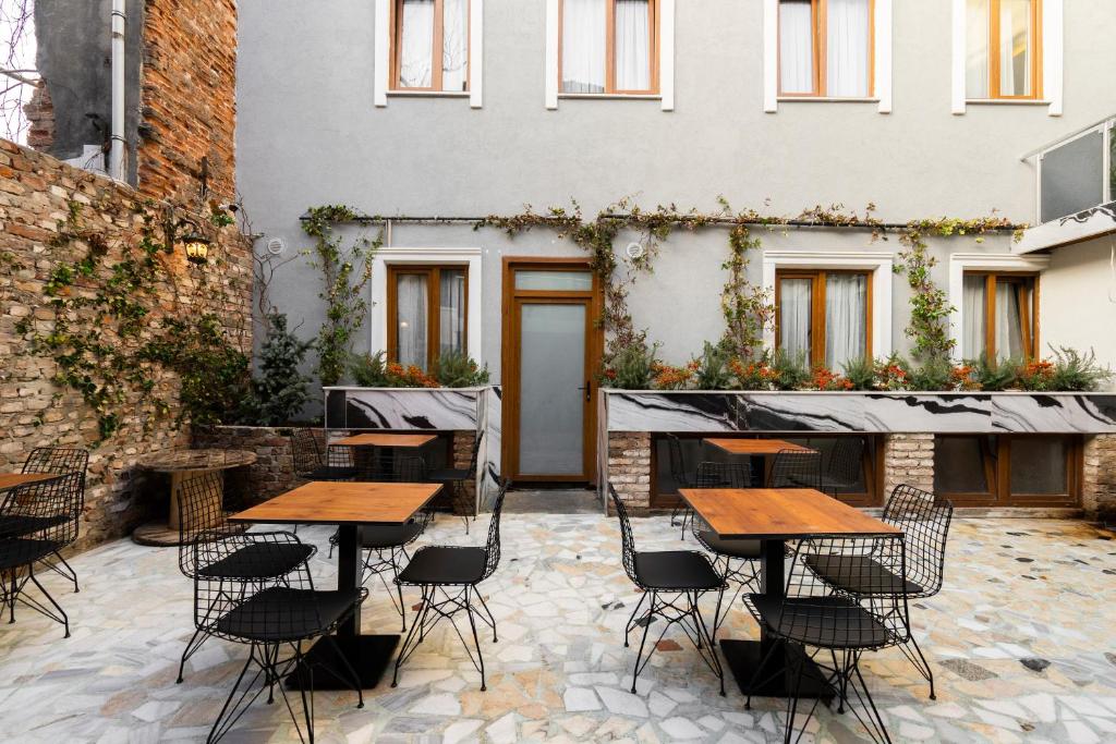A restaurant or other place to eat at Castillo Rojo Hotel Istanbul