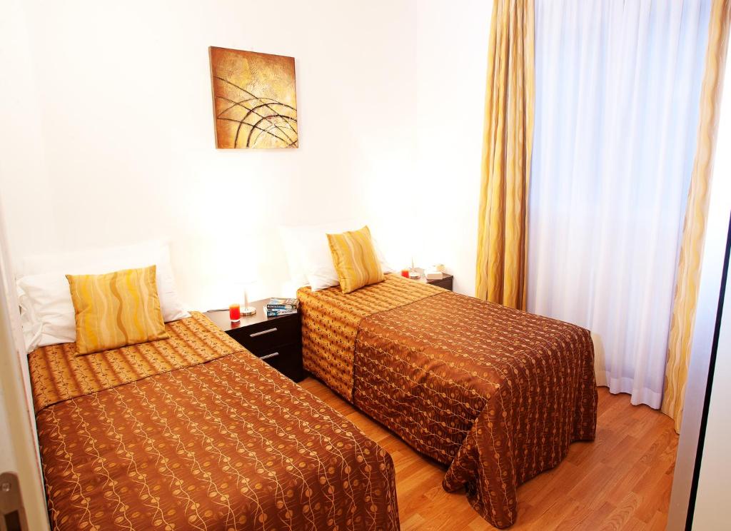 Łóżko lub łóżka w pokoju w obiekcie Tremezzo Residence-11 apartments to choose from in an exclusive residence by Italian Apartments