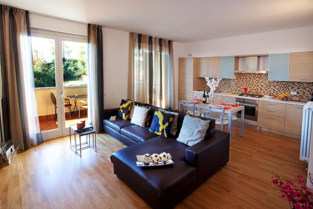 Kuchnia lub aneks kuchenny w obiekcie Tremezzo Residence-11 apartments to choose from in an exclusive residence by Italian Apartments