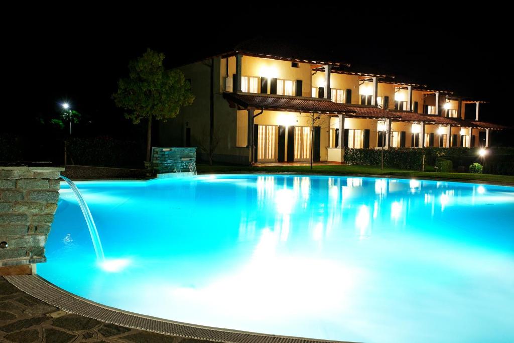 Basen w obiekcie Tremezzo Residence-11 apartments to choose from in an exclusive residence by Italian Apartments lub w pobliżu