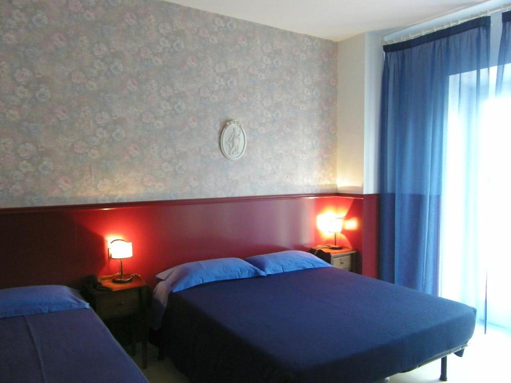 A bed or beds in a room at Hotel Galassi