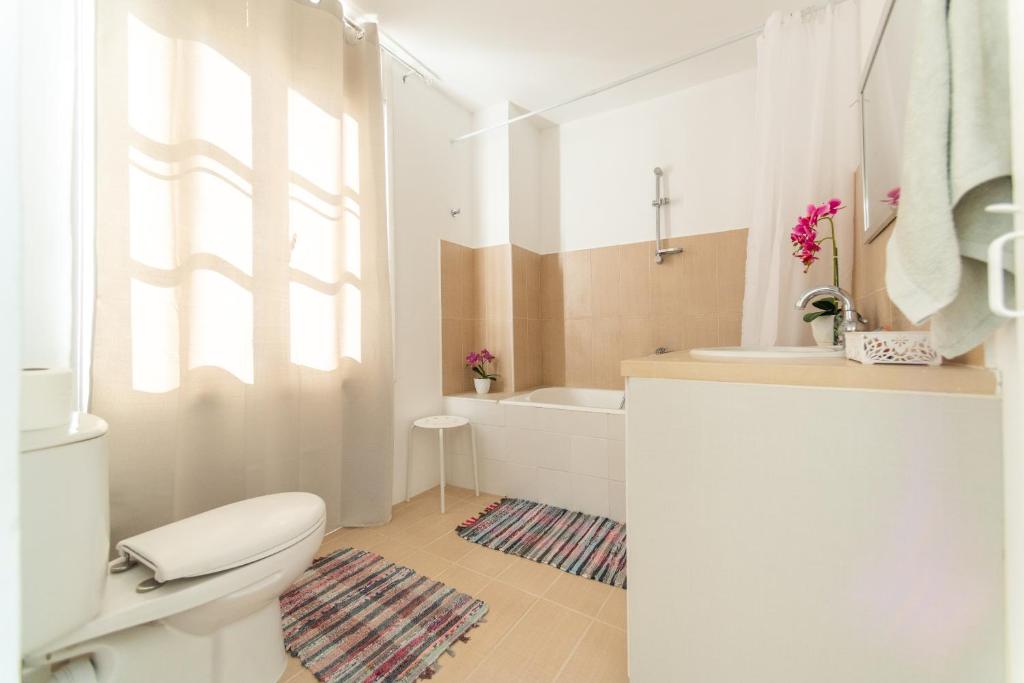 Ένα μπάνιο στο Town Apartment with panoramic seaview