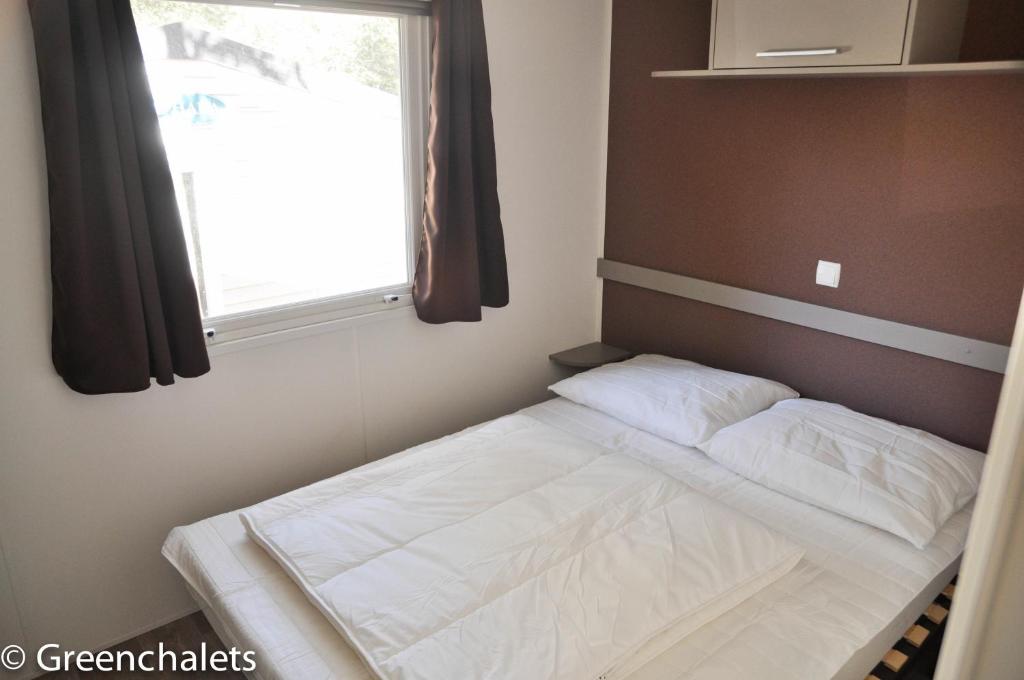 Postel nebo postele na pokoji v ubytování Greenchalets Roquebrune Sur Argens