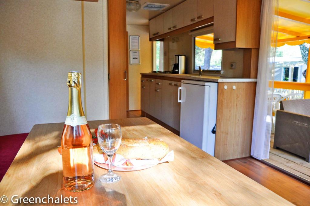 Kuchyň nebo kuchyňský kout v ubytování Greenchalets Roquebrune Sur Argens
