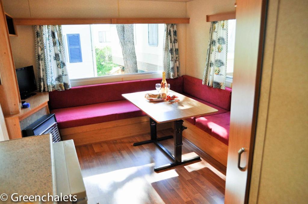 TV a/nebo společenská místnost v ubytování Greenchalets Roquebrune Sur Argens