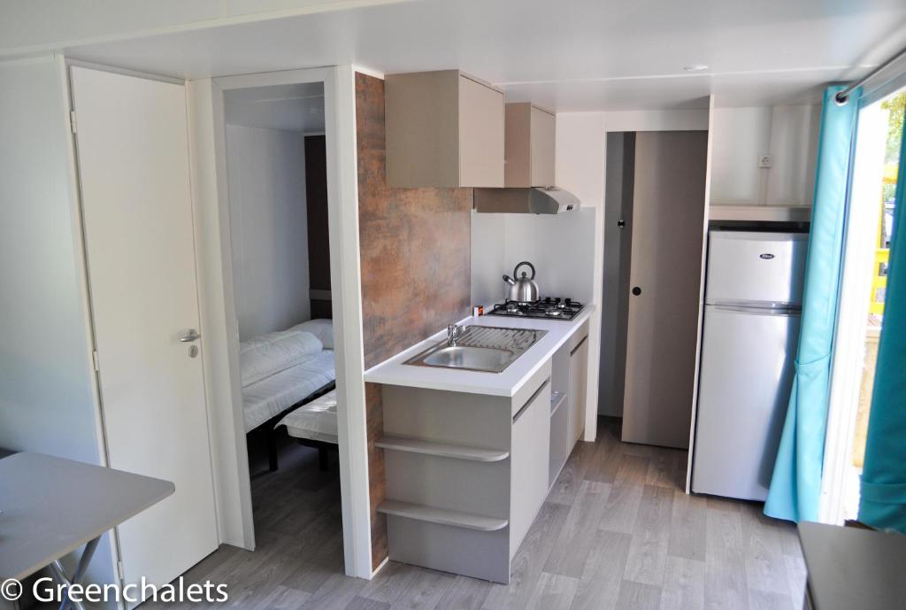 Kuchyň nebo kuchyňský kout v ubytování Greenchalets Roquebrune Sur Argens