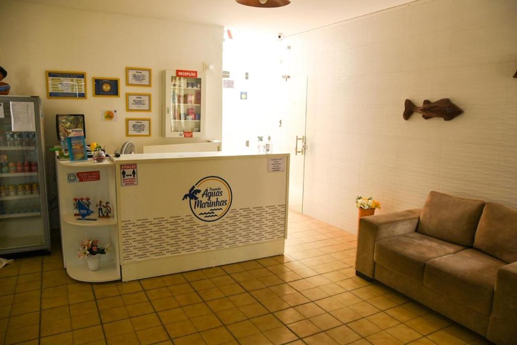 cocina con nevera y sofá en una habitación en Pousada Águas Marinhas, en Maceió