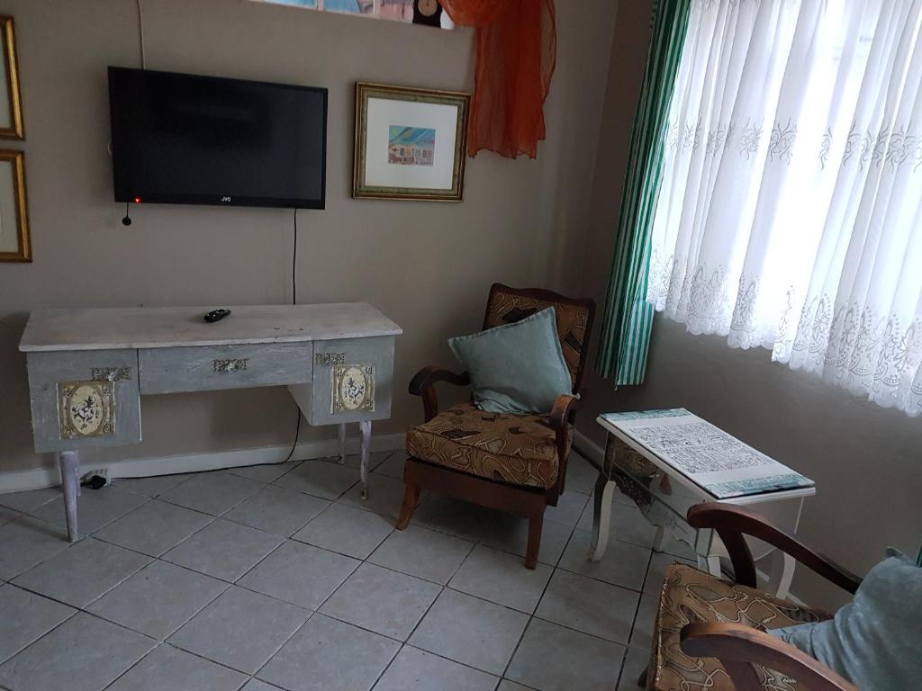 The Budget Inn - One-Bedroom Apartment