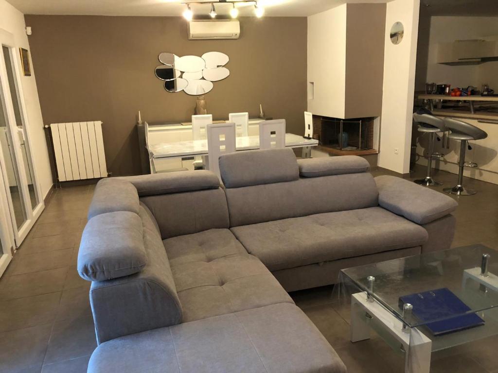 una sala de estar con un sofá y una mesa en La Villa Farniente, en Bandol