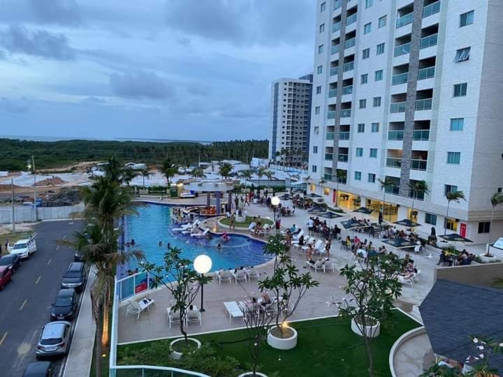 - une vue sur la piscine d'un complexe dans l'établissement Salinas Park Resort - Apartamento inteiro Frente Mar, à Salinópolis
