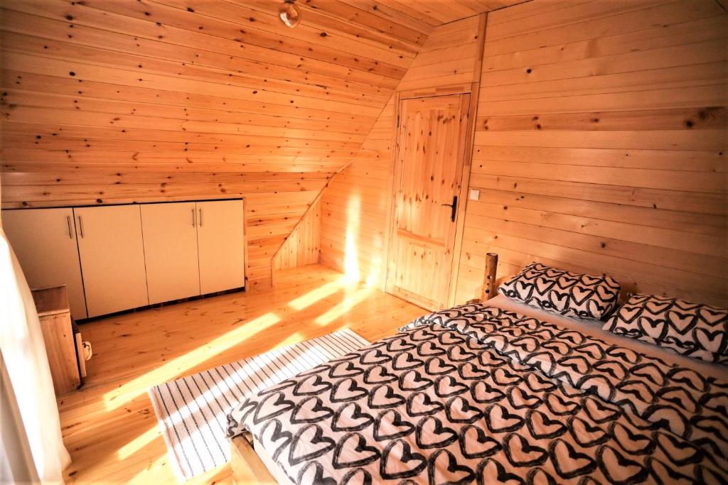 Postel nebo postele na pokoji v ubytování Zlatar Luxury Chalet - TRACE OF NATURE 2214