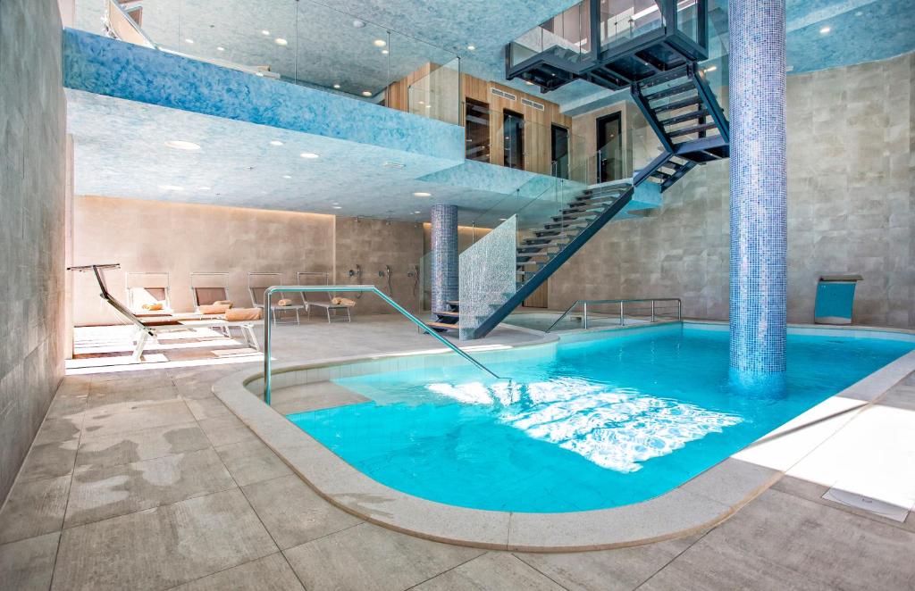 Bazén v ubytování Hotel Plaža Duće nebo v jeho okolí