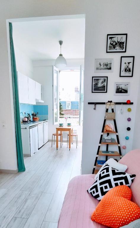 Il comprend une cuisine et un salon avec une échelle. dans l'établissement Studio 3 étoiles lumineux et calme à 250 m de la plage, à Mers-les-Bains