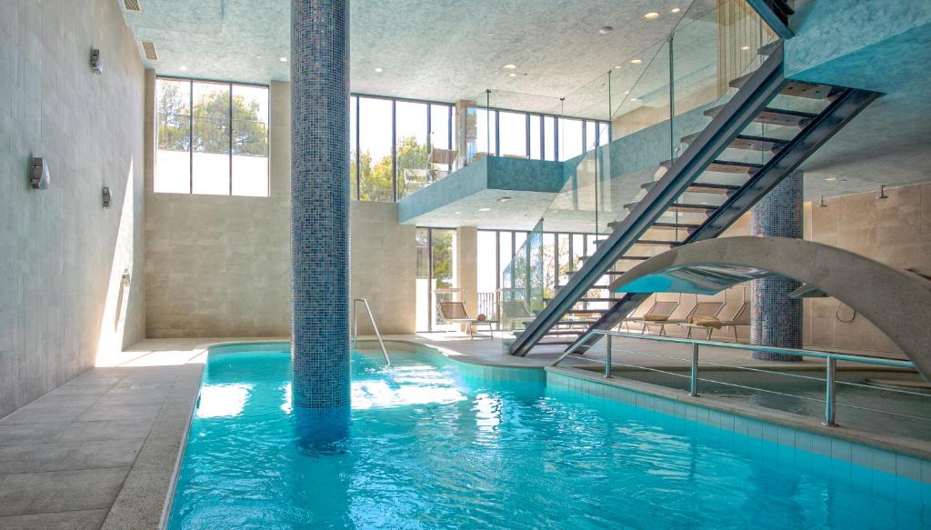 Bazén v ubytování Hotel Plaža Duće nebo v jeho okolí