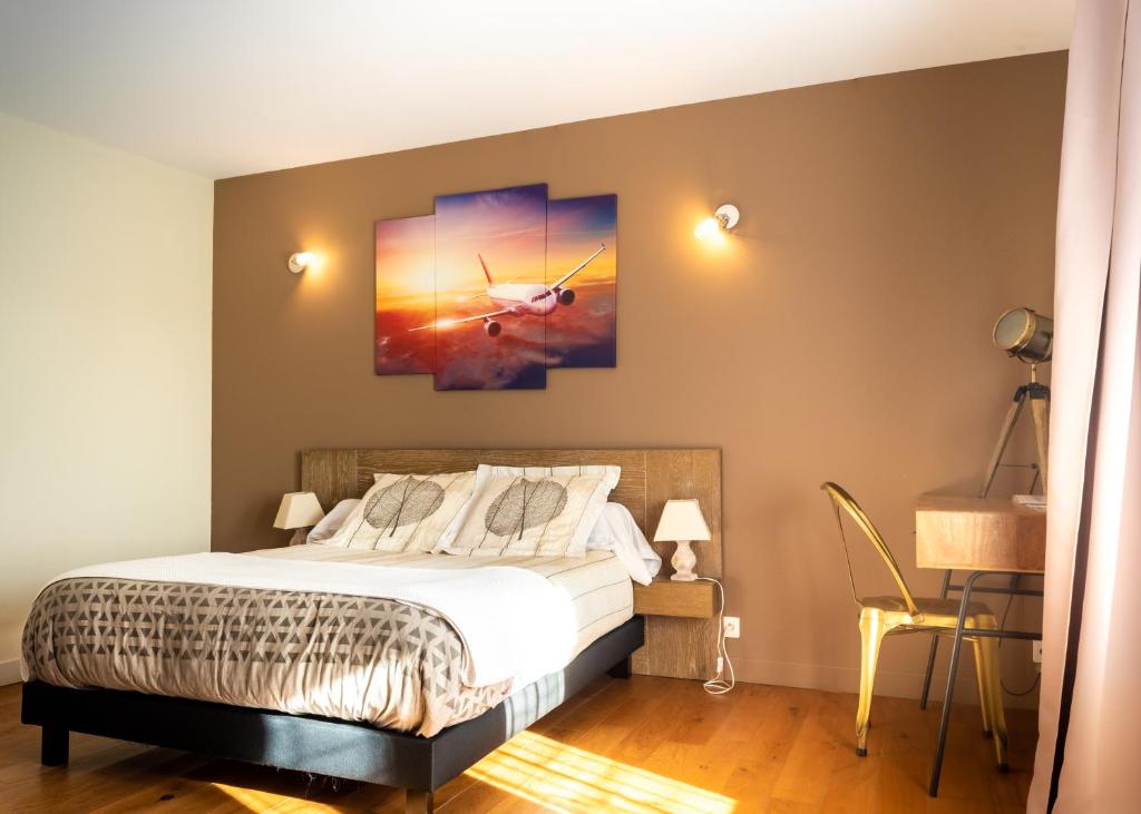 a bedroom with a bed and a painting on the wall at Escale villa in Marignane