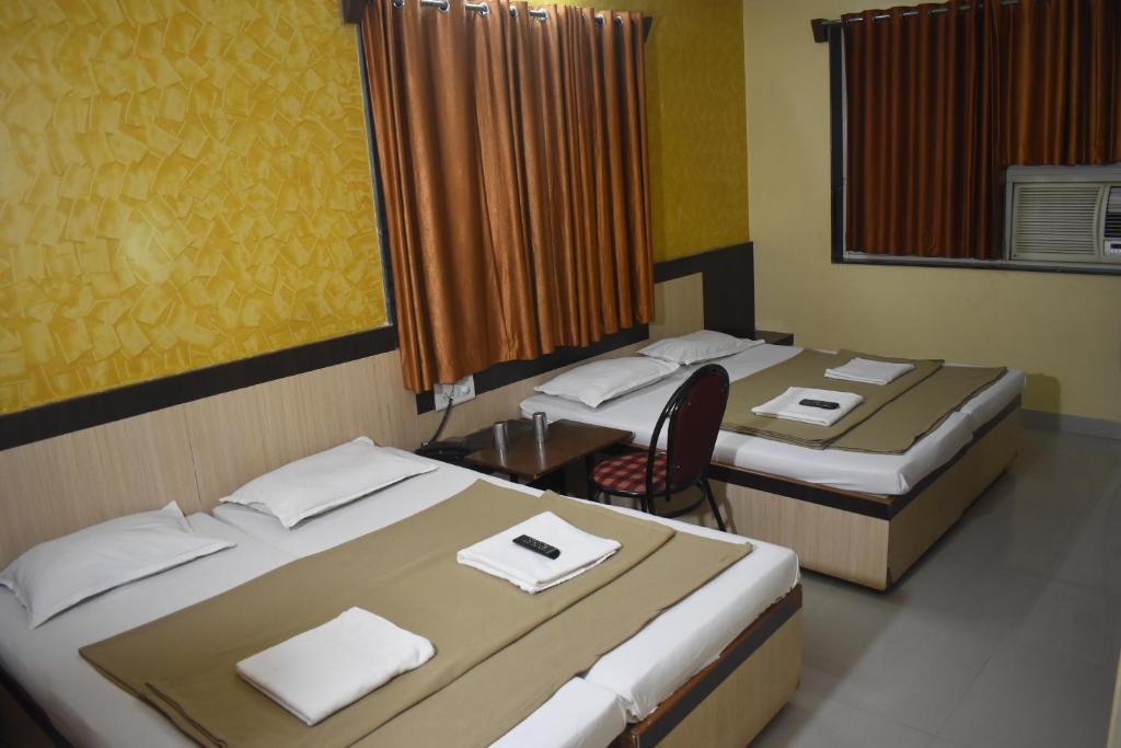 Postel nebo postele na pokoji v ubytování Hotel Sai Vishwa