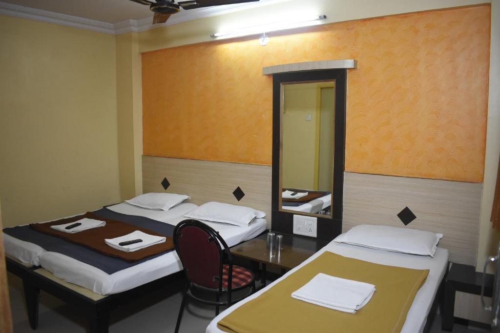 Postel nebo postele na pokoji v ubytování Hotel Sai Vishwa