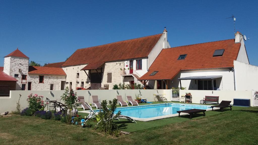 a house with a swimming pool in the yard at La Maison Rouge Ladoix - Proche Beaune in Ladoix Serrigny