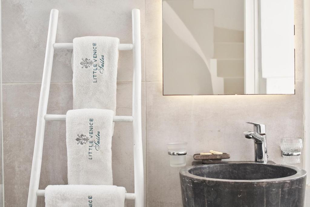 A bathroom at Little Venice Suites