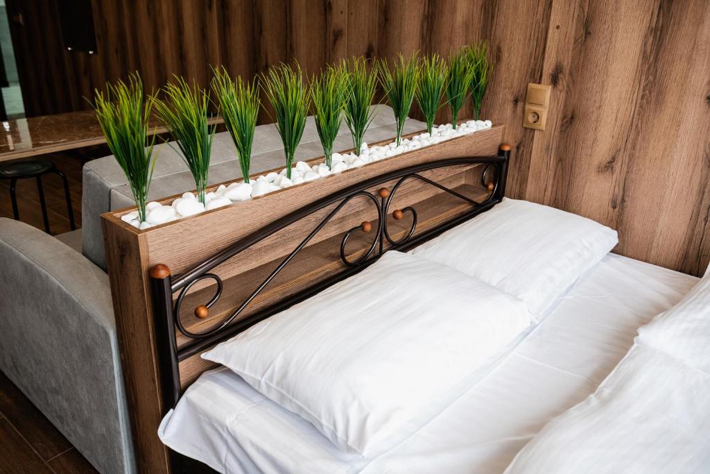 Una cama con plantas encima. en Нові смарт-квартири з парком і набережною!, en Uzhhorod