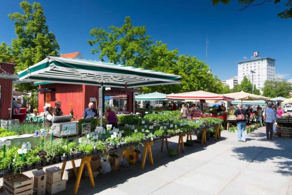 een landbouwmarkt met tafels gevuld met planten bij Stylisches Innenstadtappartement in Graz