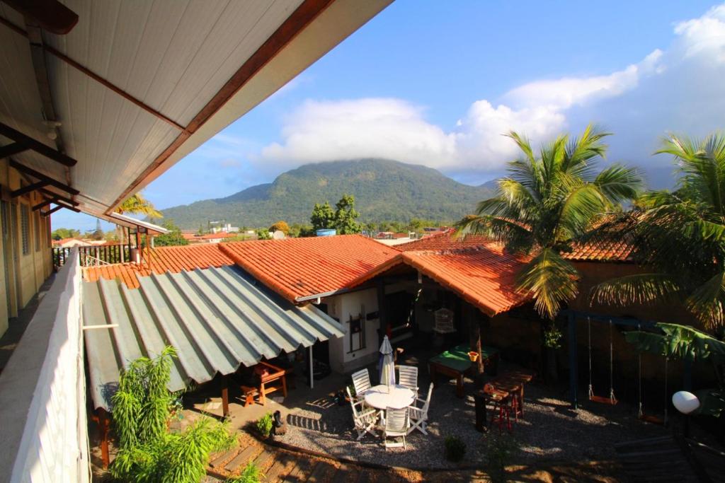 een uitzicht op een huis met bergen op de achtergrond bij Recanto dos Pássaros in Peruíbe