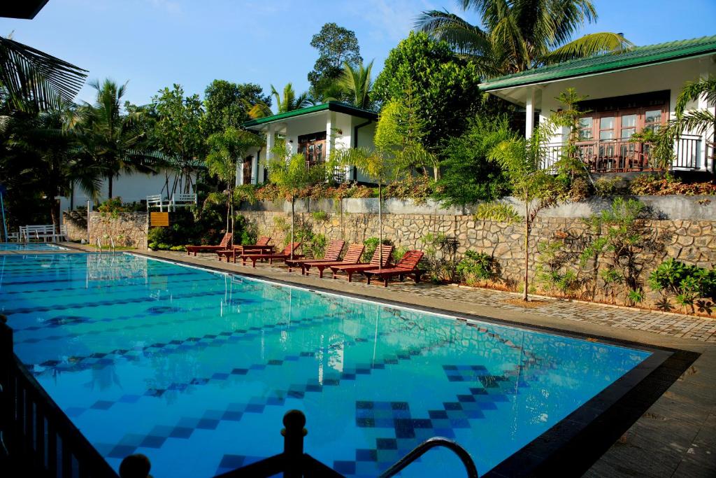 The swimming pool at or close to Hill View Resort