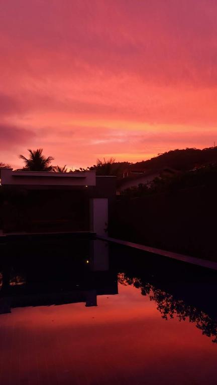  CASA LUXO CONDOMINIO FECHADO PRAIA ENSEADA