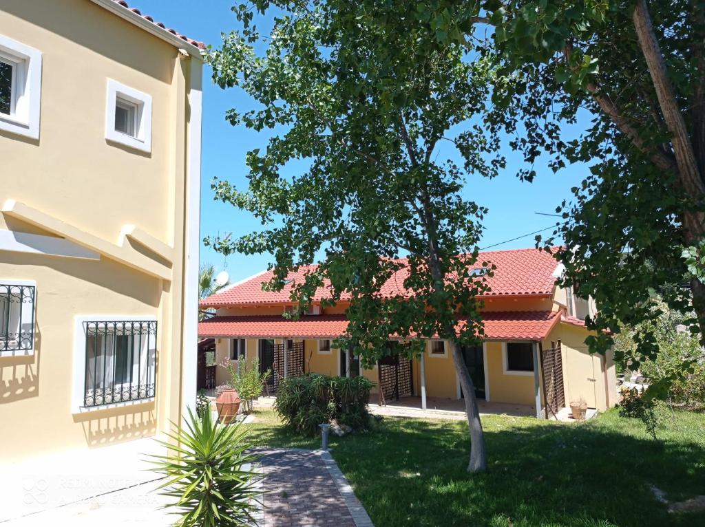 Budova, v ktorej sa kapsulový hotel nachádza